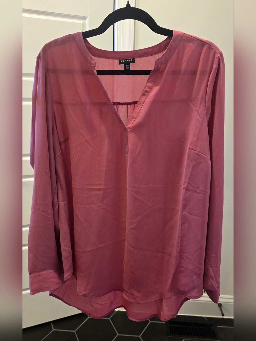 TORRID - Size 00 - Dusty Rose Pink Sheer V-Neck Long Sleeve Blouse